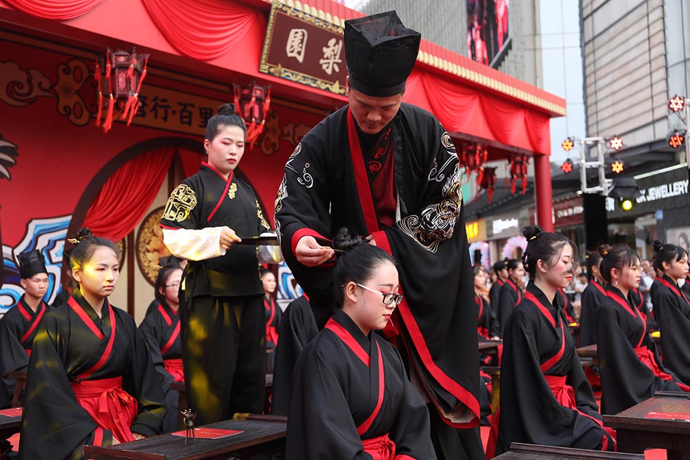 五一小長假 百信廣場重現(xiàn)傳統(tǒng)“冠笄之禮”成人禮