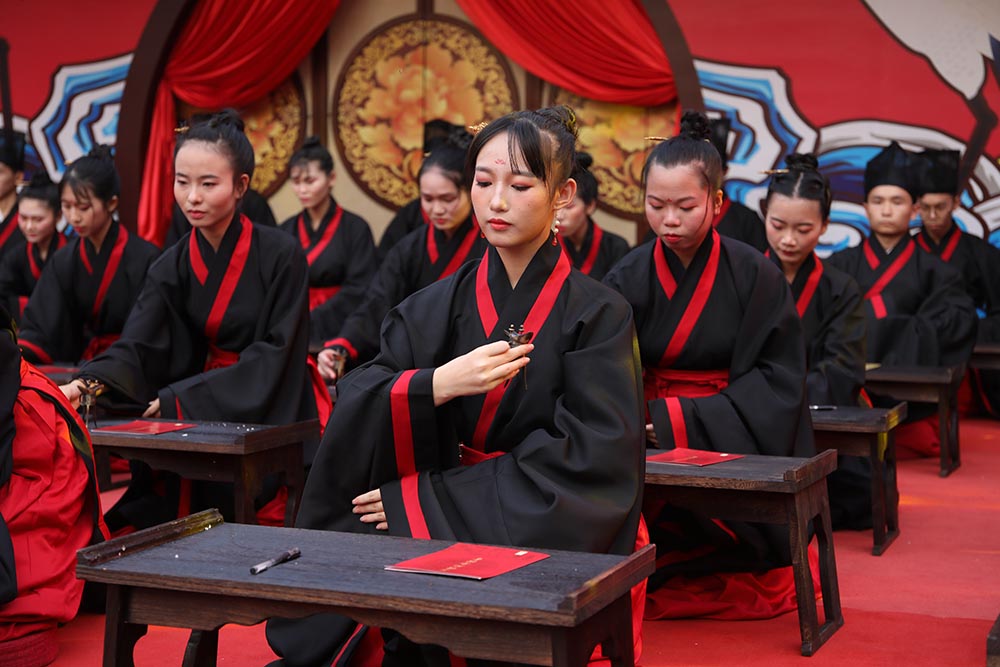 五一小長假 百信廣場重現(xiàn)傳統(tǒng)“冠笄之禮”成人禮