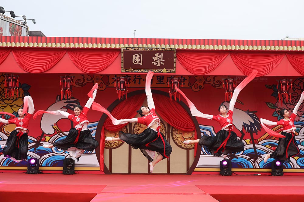 五一小長假 百信廣場重現(xiàn)傳統(tǒng)“冠笄之禮”成人禮